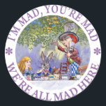 私は不機嫌あなたはの不機嫌私たちはここにいる不機嫌! ラウンドシール<br><div class="desc">不機嫌の帽子屋さんはアリスに言う。「私は不機嫌で、あなたは不機嫌だ、みんな不機嫌だ！」 不思議の国熱狂するのアリスの世界だ！素晴らしおもしろい</div>