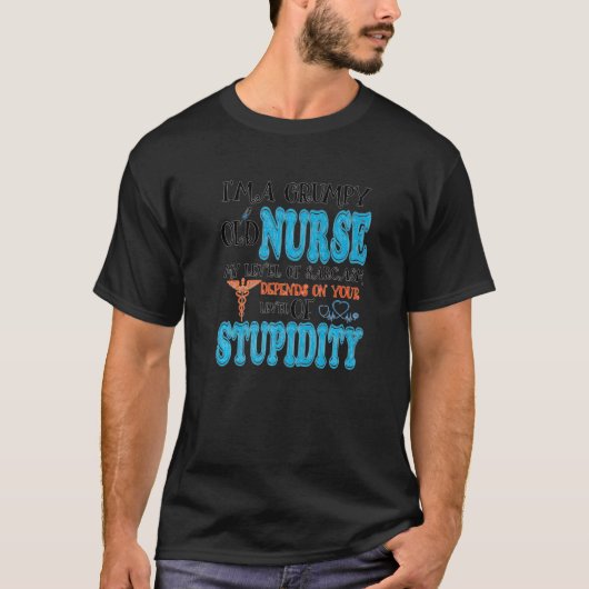 私は不機嫌な古いナース私の皮肉のレベルナース Tシャツ (正面)