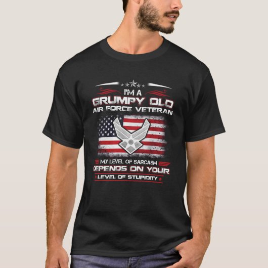 私は不機嫌な古い退役軍人私の皮肉のレベル Tシャツ (正面)