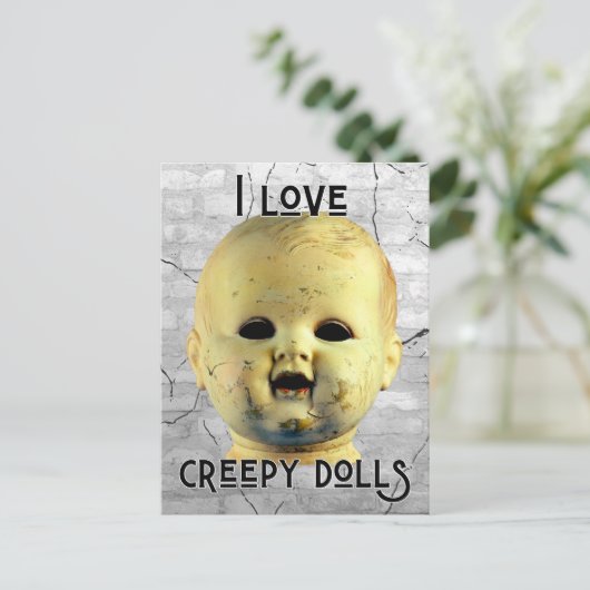 私は不気味な人形が大好き – 人形の頭 ポストカード (スタンド正面)