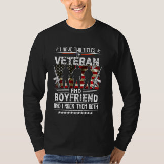 私は二つの肩書きを持っている。退役軍人で自慢の彼氏です。 Tシャツ
