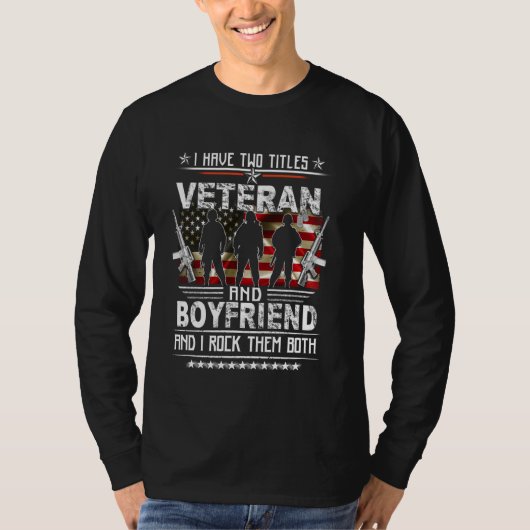 私は二つの肩書きを持っている。退役軍人で自慢の彼氏です。 Tシャツ (正面)