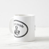 私は人々のレトロのカメラマンのカメラB&Wを撃ちます コーヒーマグカップ (正面左)