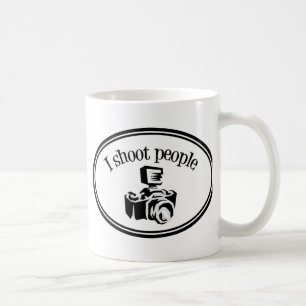 私は人々のレトロのカメラマンのカメラB&Wを撃ちます コーヒーマグカップ