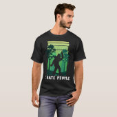 私は人々を嫌おもしろいう – Bigfoot Middle Finger Sasqua Tシャツ (正面フル)