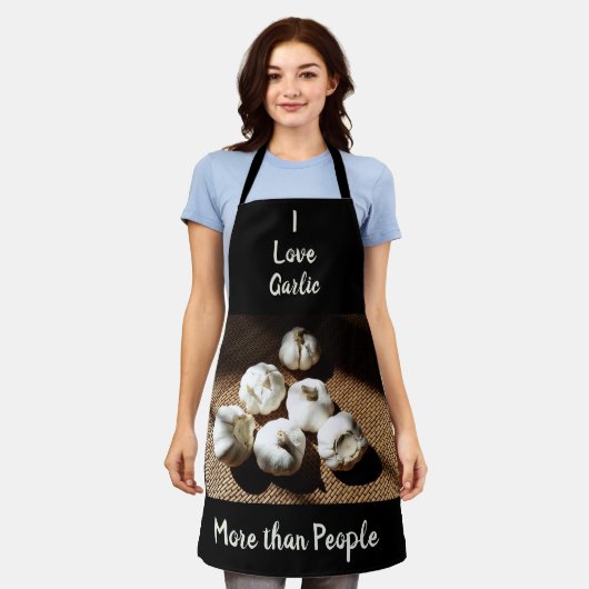 私は人よりもニンニクが大好きおもしろい料理 エプロン (着用した状態)