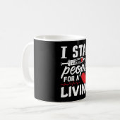 私は人を刺して生きている透析技術者を探す コーヒーマグカップ (正面左)