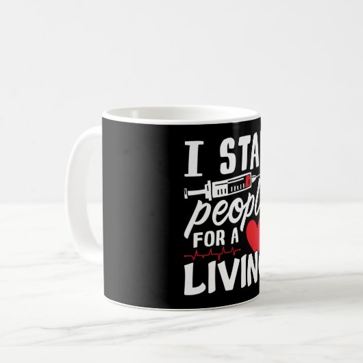 私は人を刺して生きている透析技術者を探す コーヒーマグカップ (正面左)