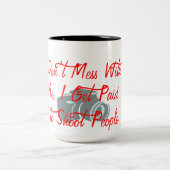 私は人を撃つのに金を払わおもしろいれる ツートーンマグカップ (中央)