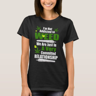 私は人間関係の中にいるだけで雑草に溺れていない Tシャツ
