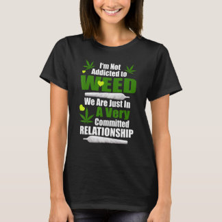 私は人間関係の中にいるだけで雑草に溺れていない Tシャツ