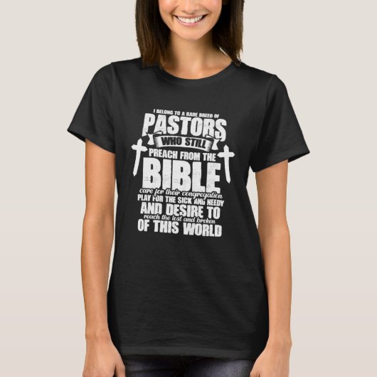 私は今でも司祭をしている珍しい種類の牧師達に属している Tシャツ (正面)