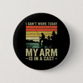 私は今日は仕事ができない私の腕はキャスト魚釣り脂肪の中にある 缶バッジ (正面)