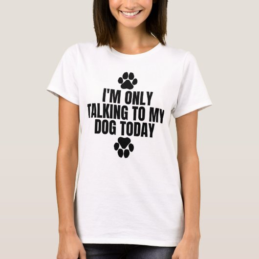 私は今日は犬と話しかけている Tシャツ (正面)
