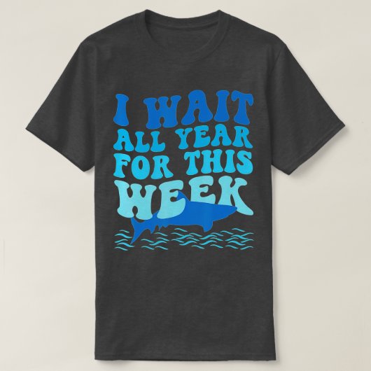 私は今週のサメのために一年中おもしろい待っている(90) Tシャツ (デザイン正面)