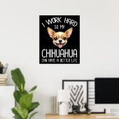 私は仕事の懸命だから私のChihuahuaより良い生活を持つことができる ポスター (ホームオフィス)