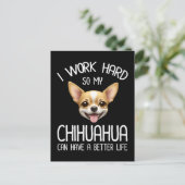 私は仕事の懸命だから私のChihuahuaより良い生活を持つことができる ポストカード (スタンド正面)