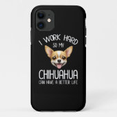 私は仕事の懸命だから私のChihuahuaより良い生活を持つことができる Case-Mate iPhoneケース (裏面)