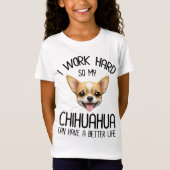 私は仕事の懸命だから私のChihuahuaより良い生活を持つことができる Tシャツ (正面)