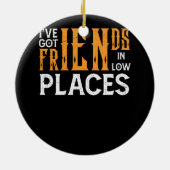 私は低い場所得で友達がいるレッドネック国 セラミックオーナメント (裏面)
