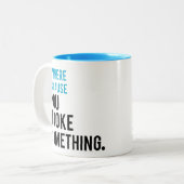 私は何かを壊したのでここにいます ツートーンマグカップ (正面左)