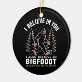 私は信じお前の中に入ったが、私もビッグ信じフットに入った セラミックオーナメント (左)