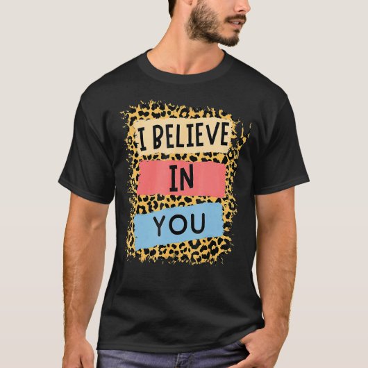 私は信じ君ヒョウやる気を起こさせるの試験日 Tシャツ (正面)