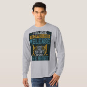 私は信じ男性の長袖をキャッチし、解放する Tシャツ (正面フル)