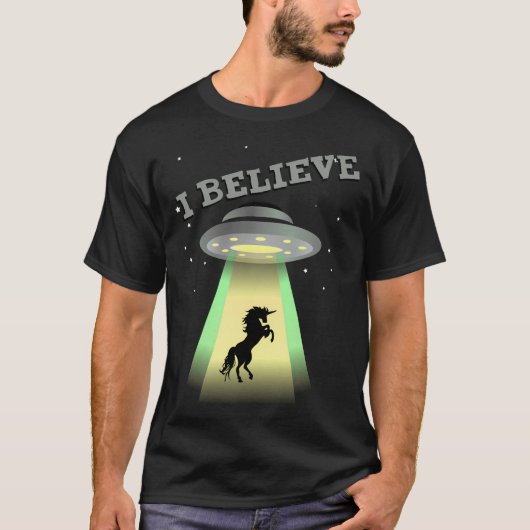 私は信じUfoでユニコーンを取っている Tシャツ (正面)