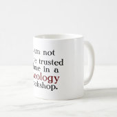 私は信頼されるべきではないです コーヒーマグカップ (正面右)