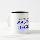 私は修士号を持っていると信じて下さい ツートーンマグカップ (正面左)