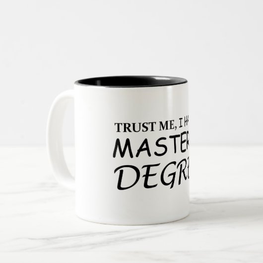 私は修士号を持っていると信じて下さい ツートーンマグカップ (正面左)