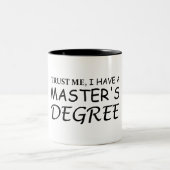 私は修士号を持っていると信じて下さい ツートーンマグカップ (中央)