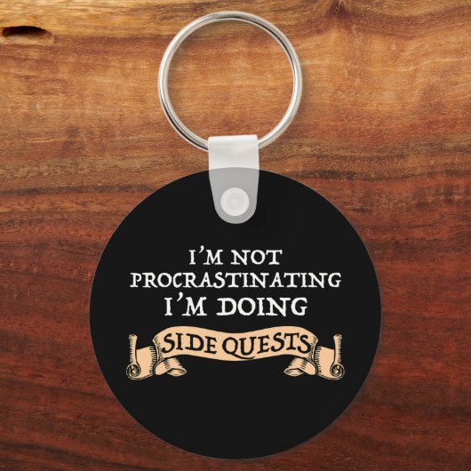 私は先延ばしではない – 私はサイドクエストをしている キーホルダー (裏面)