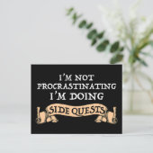 私は先延ばしではない – 私はサイドクエストをしている ポストカード (スタンド正面)