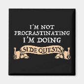 私は先延ばしではない – 私はサイドクエストをしている マグネット (正面)