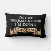 私は先延ばしではない – 私はサイドクエストをしている ランバークッション (裏面)