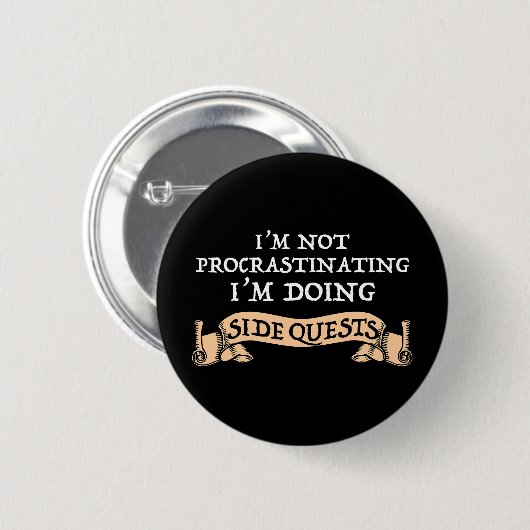 私は先延ばしではない – 私はサイドクエストをしている 缶バッジ (正面&裏面)