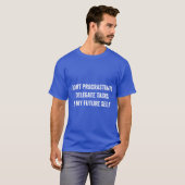 私は先延ばしにしない 面白い先延ばしギフト Tシャツ (正面フル)
