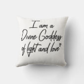 私は光と愛の神である クッション (裏面)