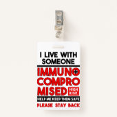 私は免疫不全のバッジを持つ人と暮らしている バッジ (正面クリップ)