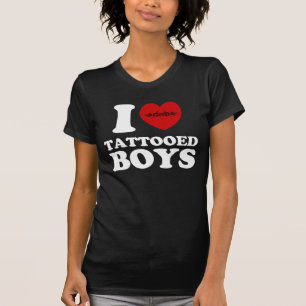 私は入れ墨された男の子を愛します Tシャツ