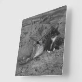 私は勇気がある君はどうだ？子猫とワニ スクエア壁時計 (傾斜)