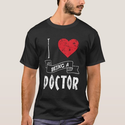 私は医者になるのが大好きだ Tシャツ (正面)