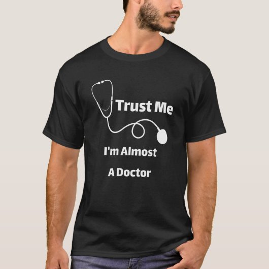 私は医者の学生に近いおもしろい Tシャツ (正面)