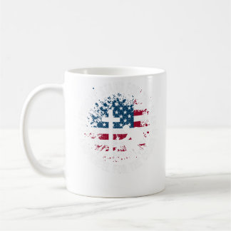 私は十字の旗のKneelを得意気に意味します コーヒーマグカップ