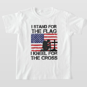 私は十字旗のアメリカのためにフラッグのクネエルのために立つ Tシャツ