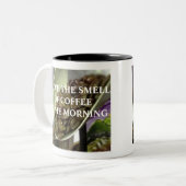 私は午前中コーヒーの臭いを愛します ツートーンマグカップ (正面左)