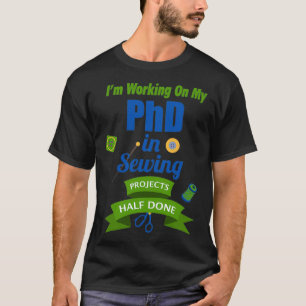 私は博士号を取得し、裁縫プロジェクトを半分完了 Tシャツ