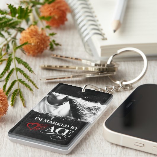 私は印を付けられたKeychainです: エース キーホルダー (正面右)